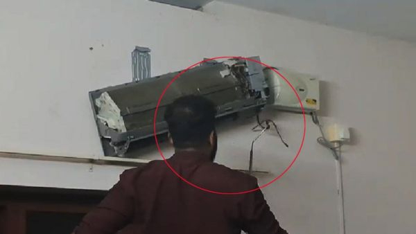 Shocking Discovery in Kerala Five Snakes Rescued from a Bedroom Air Conditioner Unit in Trivandrum City Shocking Discovery in Kerala Five Snakes Rescued from a Bedroom Air Conditioner Unit in Trivandrum City