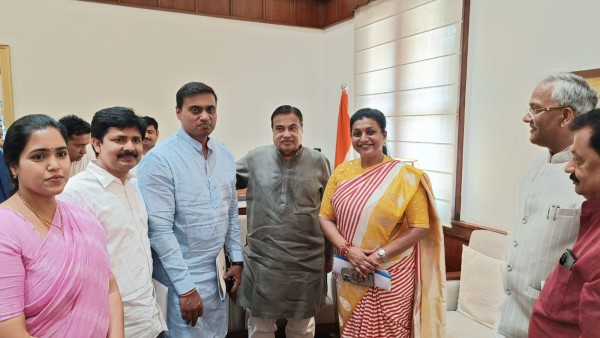 ysrcp-leader-rk-roja-met-telangana-cm-revanth-reddy-in-parliament-premisis-becomes-big-debate-in-po ysrcp-leader-rk-roja-met-telangana-cm-revanth-reddy-in-parliament-premisis-becomes-big-debate-in-po