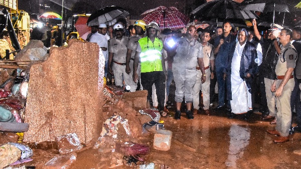 భారీ వర్షాల కారణంగా బెంగళూరులో బౌరింగ్ ఆసుపత్రి గోడ కూలిపోవడంతో పిల్లలతో సహా 7 మంది చనిపోయారు.