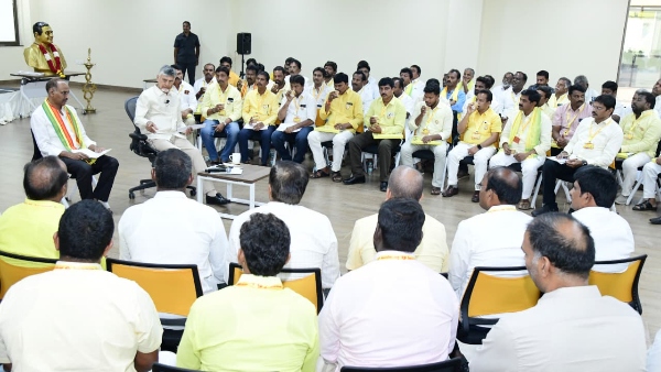 ఓటు బ్యాంకు వృద్ధిపై దృష్టి సారించిన టీడీపీ నేతలకు చంద్రబాబు నాయుడు కీలక వ్యూహాన్ని వివరించారు ఓటు బ్యాంకు వృద్ధిపై దృష్టి సారించిన టీడీపీ నేతలకు చంద్రబాబు నాయుడు కీలక వ్యూహాన్ని వివరించారు