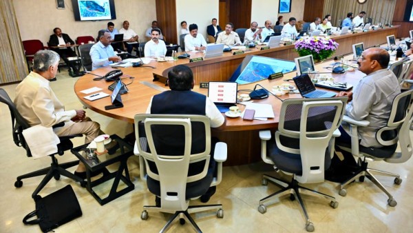 అమరావతిపై ప్రతిపక్షాల ఆరోపణలపై స్పందించేందుకు మంత్రులకు సీఎం చంద్రబాబు స్పష్టమైన ఆదేశాలు జారీ చేశారు.