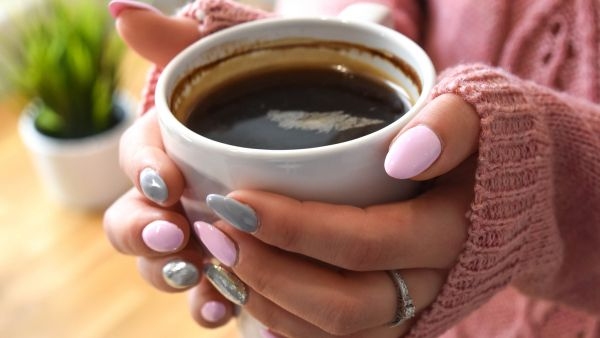 డాక్టర్ మనన్ వోరా ప్రకారం బ్లాక్ కాఫీ ప్రయోజనాలు పాలు మరియు చక్కెర మీ ఉదయం పానీయాన్ని ఎందుకు నాశనం చేస్తాయి