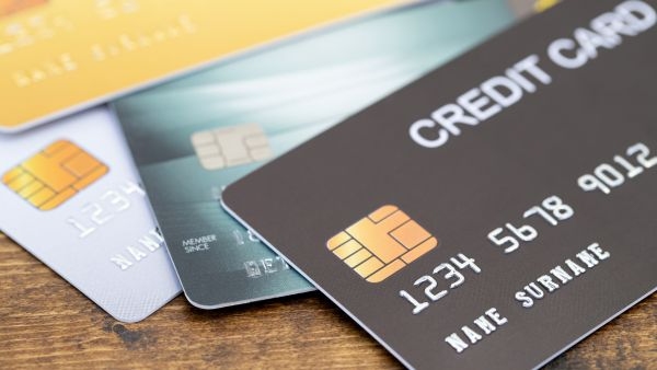 కొత్త క్రెడిట్ కార్డ్ నియమాలు 2026 లాంజ్ యాక్సెస్ కోసం ఖర్చు పరిమితులు కార్డ్ కన్సాలిడేషన్‌ను స్మార్ట్ ఎంపికగా మార్చండి