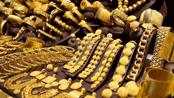 Gold Prices Stabilize After Turbulent Week Amid Peace Talks and Inflation Watch as Weekend Demand