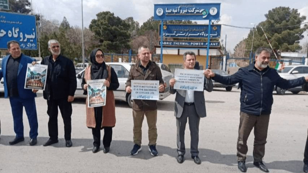 Iranians Form Human Chains Around Power Plants plays music to Defy Trump s Ultimatum