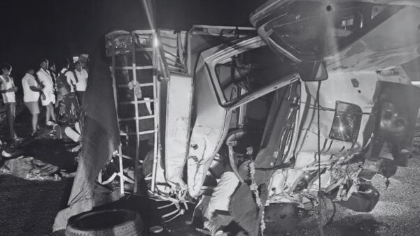 కర్నూల్లో కర్నాటకకు చెందిన 8 మంది యాత్రికులు మంత్రాలయం సమీపంలో లారీని బొలెరో ఢీకొనడంతో రోడ్డు ప్రమాదంలో 8 మంది మృతి చెందారు. కర్నూల్లో కర్నాటకకు చెందిన 8 మంది యాత్రికులు మంత్రాలయం సమీపంలో లారీని బొలెరో ఢీకొనడంతో రోడ్డు ప్రమాదంలో 8 మంది మృతి చెందారు.