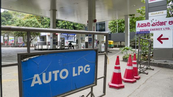 Auto LPG Crisis Massive Fuel Shortage Hits Outlets as Prices Skyrocket to 125 Rupees Amid Supply Disruptions Auto LPG Crisis Massive Fuel Shortage Hits Outlets as Prices Skyrocket to 125 Rupees Amid Supply Disruptions