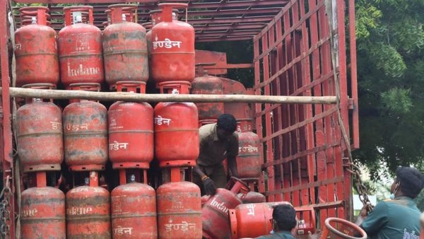 lpg-customers-facing-problems-in-cylinder-distribution-after-booking-here-the-ground-situation lpg-customers-facing-problems-in-cylinder-distribution-after-booking-here-the-ground-situation