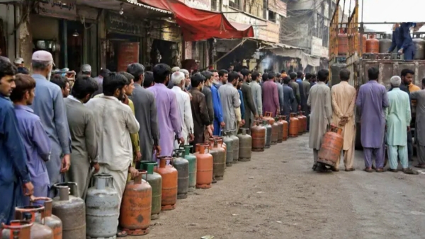 Pakistan Gas Crisis Price of 11kg LPG Cylinder Crosses 5 000 Mark Amid Rising West Asia Tensions Pakistan Gas Crisis Price of 11kg LPG Cylinder Crosses 5 000 Mark Amid Rising West Asia Tensions