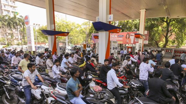 ఇరాన్-అమెరికా యుద్ధ భయాలు పెరుగుతున్నందున AP ఇంధన సంక్షోభం మధ్య తిరుపతిలో ఉచిత పెట్రోల్ బంక్ యజమాని 1 లీటర్ ఉచితంగా అందిస్తున్నాడు