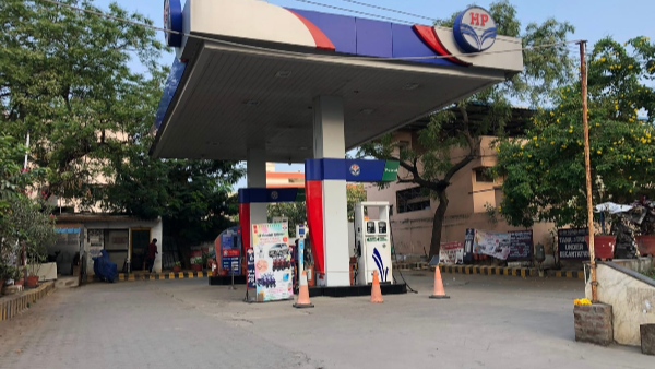 ఇంధన సంక్షోభం కారణంగా ఆంధ్రప్రదేశ్ OMCలు పెట్రోల్ బంకుల్లో 40 డీజిల్ కొరతకు సరఫరాను తగ్గించాయి.