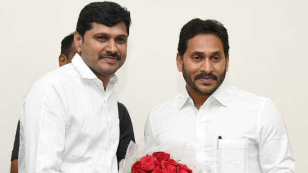 సోషల్ మీడియా కేసులో వైఎస్‌ జగన్‌ సీపీఆర్వో పూడి శ్రీహరి అరెస్ట్‌ హైకోర్టు, డీజీపీని ఆశ్రయించిన వైఎస్‌ఆర్‌సీపీ