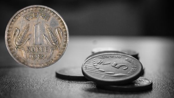 ఫారెక్స్ అప్‌డేట్‌లో విదేశీ ఇన్వెస్టర్లు డబ్బును ఉపసంహరించుకోవడం మరియు చమురు ధరలు పెరగడంతో భారత రూపాయి విలువ 11 పైసలు క్షీణించింది.