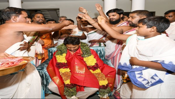 ttd-officials-issue-notices-to-priests-who-blessed-ys-jagan-in-pulivenudla-citing-lack-of-prior-perm
