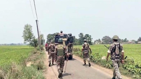 పశ్చిమ బెంగాల్ ఓటింగ్ రో భద్రతా దళాలు గైఘాటా పోల్ బూత్ వద్ద ఓటర్లను లుంగీలో నిలిపివేసాయి వివరాలు