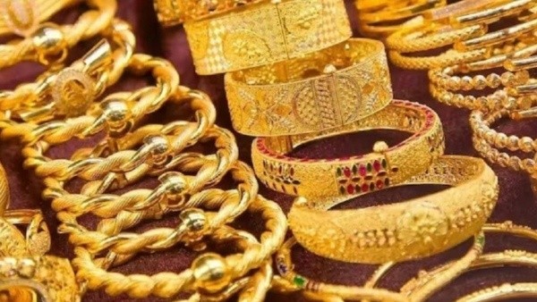 24K Gold Edges Down to Ground at Rs 159320 per 10g as Markets Pause After Volatility Silver Climbs