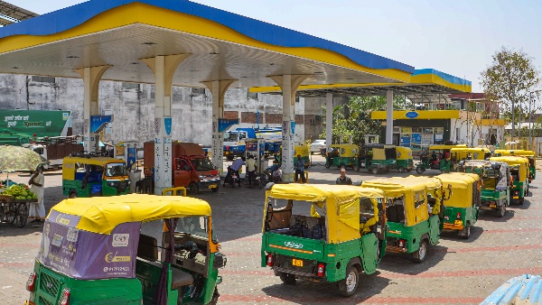 CNG ధరలు మళ్లీ పెరిగాయి ఆటో టాక్సీ మరియు ప్రైవేట్ వాహనాల రవాణా ఖర్చులు నేటి నుండి రూ. 1 కిలో పెంపు CNG ధరలు మళ్లీ పెరిగాయి ఆటో టాక్సీ మరియు ప్రైవేట్ వాహనాల రవాణా ఖర్చులు నేటి నుండి రూ. 1 కిలో పెంపు