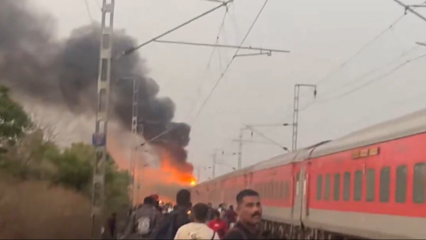 Emergency Evacuation After Flames Spotted in B1 Coach and Engine of Rajdhani Express Near Kota Emergency Evacuation After Flames Spotted in B1 Coach and Engine of Rajdhani Express Near Kota