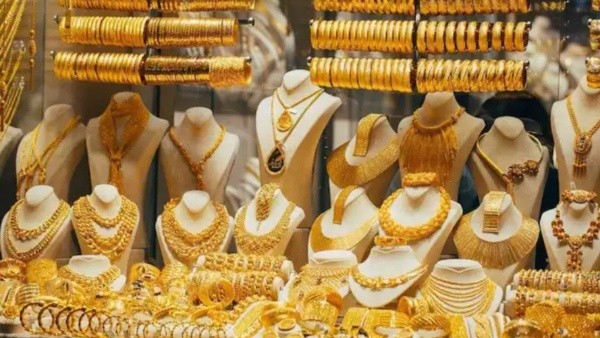 Gold prices slip as US dollar strengthens 24K gold in Mumbai at Rs 149180 per 10g Silver falls down Gold prices slip as US dollar strengthens 24K gold in Mumbai at Rs 149180 per 10g Silver falls down
