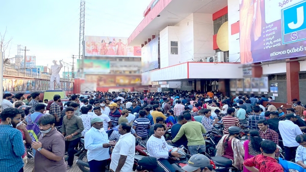 కారా టూ డే వరల్డ్ వైడ్ బాక్సాఫీస్ ధనుష్ సినిమా సూపర్ హిట్ మౌత్ కారా సినిమాతో ఊపందుకుంది.