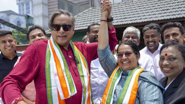 కేరళ ఫలితాలు 2026 99 సీట్లతో UDF స్వీప్ తదుపరి ముఖ్యమంత్రి ఎంపికపై శశి థరూర్ తెరతీశారు