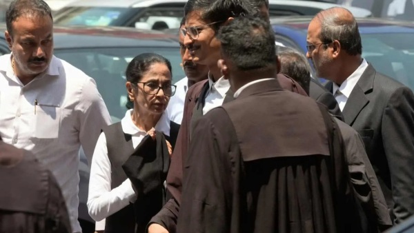 mamata-banerjee-appears-at-calcutta-high-court-in-advocates-gown-for-post-poll-violence-case-hearin mamata-banerjee-appears-at-calcutta-high-court-in-advocates-gown-for-post-poll-violence-case-hearin