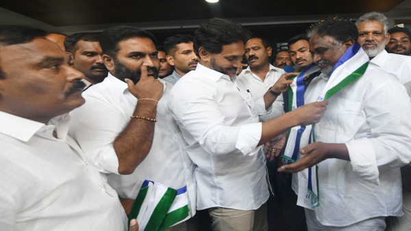 mopidevi-srinivasa-rao-joins-in-ysrcp-in-presence-of-ys-jagan-key-assurance-for-next-elections mopidevi-srinivasa-rao-joins-in-ysrcp-in-presence-of-ys-jagan-key-assurance-for-next-elections