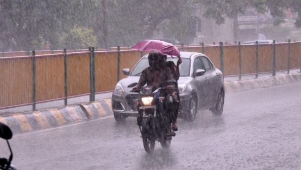 Rain Alert Moderate Thunderstorms and Gusty Winds to Hit Guntur Palnadu and Krishna Districts Shortly
