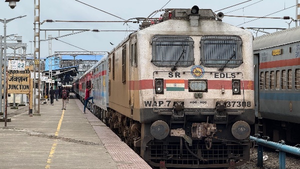 SCR extended Danapur-SMVT Bengaluru and Hyderabad Gorakhpur special train to handle seasonal rush SCR extended Danapur-SMVT Bengaluru and Hyderabad Gorakhpur special train to handle seasonal rush