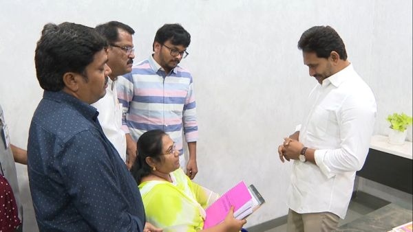 Sugali Preethi Parents Meet YS Jagan In Tadepalli Seeking Legal Help Over CBI Inquiry Halt By TDP Govt Sugali Preethi Parents Meet YS Jagan In Tadepalli Seeking Legal Help Over CBI Inquiry Halt By TDP Govt