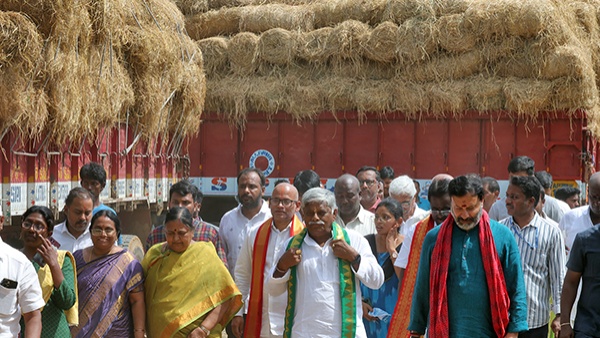తిరుపతి SV గోశాలకు 1600 టన్నుల ఎండు మేత విరాళం 180-లారీ డ్రైవ్ ద్వారా జ్యోతుల నెహ్రూ తిరుపతి SV గోశాలకు 1600 టన్నుల ఎండు మేత విరాళం 180-లారీ డ్రైవ్ ద్వారా జ్యోతుల నెహ్రూ