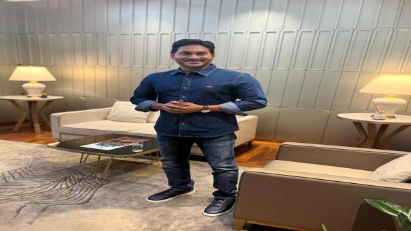 ys-jagan-returned-to-bengaluru-this-morning-and-will-reach-tadepalli-on-tuesday-meeting-with-party ys-jagan-returned-to-bengaluru-this-morning-and-will-reach-tadepalli-on-tuesday-meeting-with-party