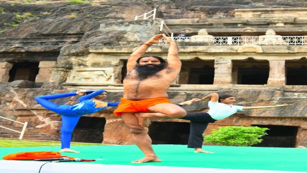 cm-chandrababu-and-yoga-guru-baba-ramdev-participated-in-the-yoga-andhra-2026-event-at-the-histori