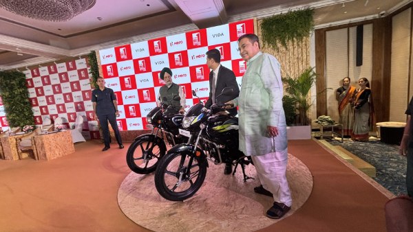 Hero Flex Fuel Bikes Nitin Gadkari Launches Ethanol-Powered Splendor Plus and HF Deluxe Hero Flex Fuel Bikes Nitin Gadkari Launches Ethanol-Powered Splendor Plus and HF Deluxe