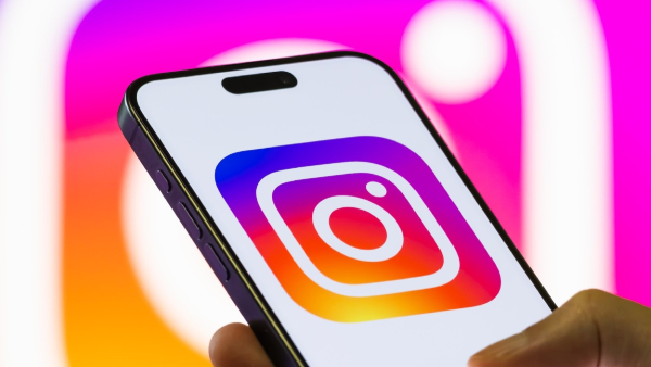 social-media-platform-instagram-latest-update-about-multiple-captions-on-a-carousel-posts-and-full-d social-media-platform-instagram-latest-update-about-multiple-captions-on-a-carousel-posts-and-full-d