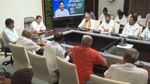 Big Political Turn In AP As Amaravati Farmers Meet Jagan Reddy CRDA Officials Forced To Cancel Meetings