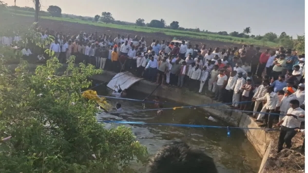 Maharashtra Horror 8 Killed in Devastating Road Accident in Solapur District Solapur road accident Maharashtra Horror 8 Killed in Devastating Road Accident in Solapur District Solapur road accident