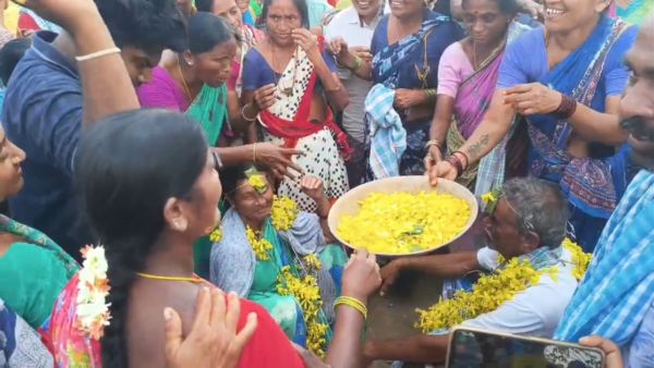 Viral Video MGNREGA Labourers Arrange Surprise Remarriage Function for Poor Elderly Couple in Telangana Viral Video MGNREGA Labourers Arrange Surprise Remarriage Function for Poor Elderly Couple in Telangana