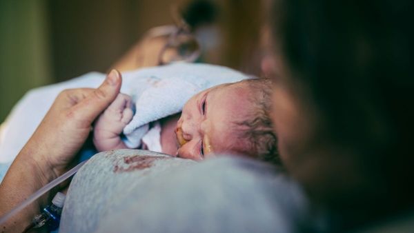 swedish-minister-romina-pourmokhtari-brings-baby-to-eu-meeting-promoting-work-life-balance-in-2026