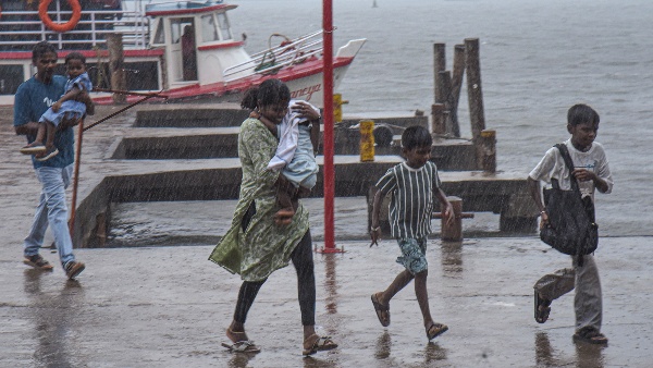 Monsoon Gains Momentum Karnataka Braces for Extreme Rain as IMD Umbles Red Alert Amid Advance Monsoon Gains Momentum Karnataka Braces for Extreme Rain as IMD Umbles Red Alert Amid Advance