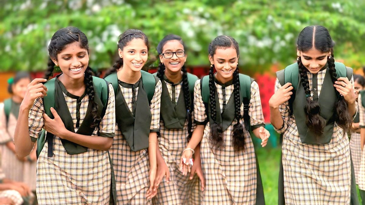 స్కూలుకెళ్లే టైమ్ అయింది.. మోగిన బడి గంట