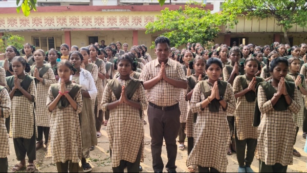 Nara Lokesh Lauds District Education Officer for Donning School Uniform With Students Nara Lokesh Lauds District Education Officer for Donning School Uniform With Students