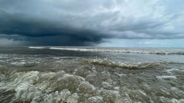 Navy Helicopters Deployed to Rescue Fishermen Stranded in Stormy Bay of Bengal 1 Rescued