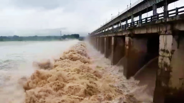 Godavari floods Godavari river turns fierce in Telangana bhadrachalam and ap East Godavari Godavari floods Godavari river turns fierce in Telangana bhadrachalam and ap East Godavari