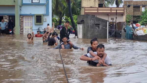 Gujarat in Disarray as Heavy Rains and Floods Batter Surat 403 mm in Kamrej Gujarat heavy rains Gujarat in Disarray as Heavy Rains and Floods Batter Surat 403 mm in Kamrej Gujarat heavy rains