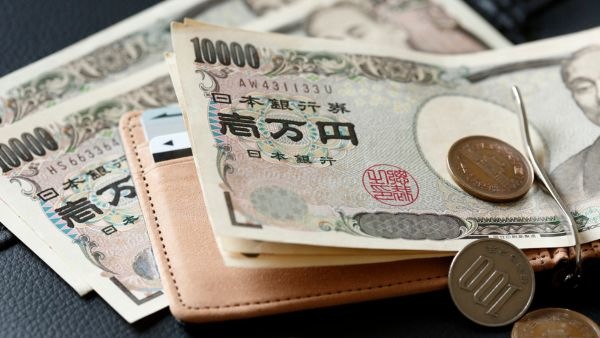 Japanese Yen Plummets To 40-Year Low Spooking International Investors Worldwide