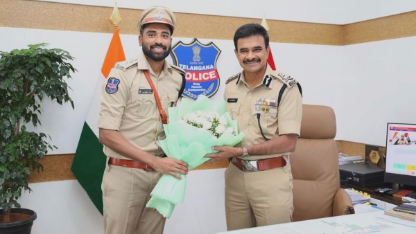 Mohammed Siraj Meets Telangana DGP CV Anand in Hyderabad in First Courtesy Meeting Shares Exchange Mohammed Siraj Meets Telangana DGP CV Anand in Hyderabad in First Courtesy Meeting Shares Exchange