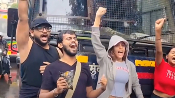 Viral Video Mumbai Woman Stops Police Van Carrying Detained Protesters Says Authorities Knew They Were Wrong Viral Video Mumbai Woman Stops Police Van Carrying Detained Protesters Says Authorities Knew They Were Wrong