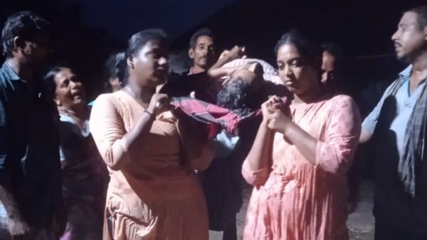 Heartbreaking Sight In East Godavari Ravulapalem Daughters Perform Funeral Rites And Light Pyre Of Their Dead Father