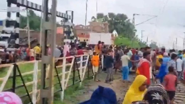 School Van Hit by Train at level crossing in Murshidabad West Bengal as 3 Dead Several Students Injured School Van Hit by Train at level crossing in Murshidabad West Bengal as 3 Dead Several Students Injured